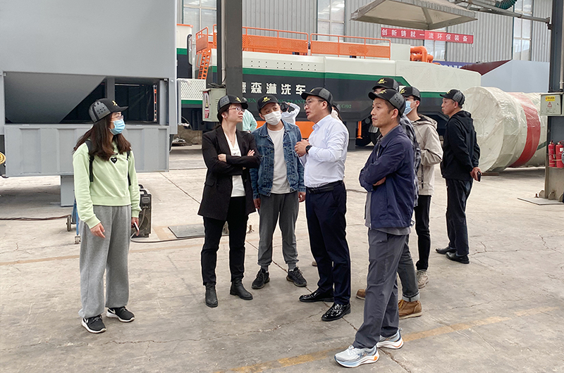 華中科技大學、中南大學一行蒞臨德森生產(chǎn)基地考察調(diào)研